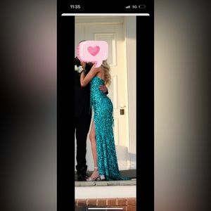 Only worn once
Absolutely stunning dress
I will include the bag of beads with it